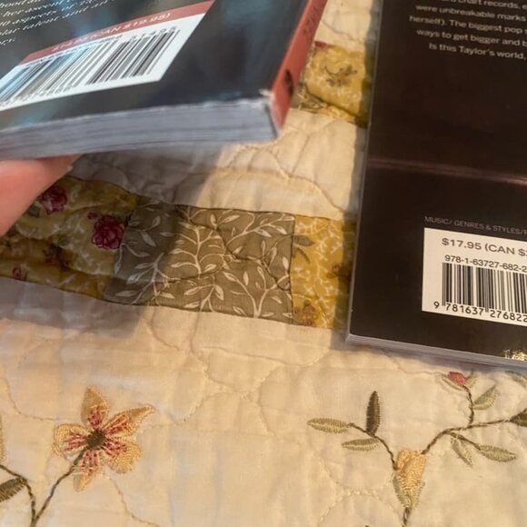 Taylor Swift Book Lot Bundle 8 Books Swifties - Picture 5 of 6